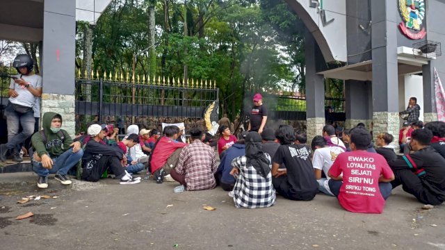 Ratusan supporter PSM duduki kantor Gubernur Sulsel, Senin (5/12/2022). Foto: Portalmedia.id/Rafli