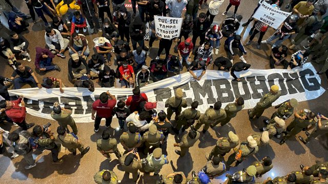 Aksi unjuk rasa supporter PSM yang berujung anarkis, Senin (5/12/2022). Foto: ist 