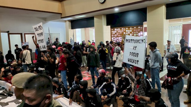 Aksi supporter PSM yang berujung ricuh di Kantor Gubernur Sulsel, Senin (5/12/2022). Foto: dok 