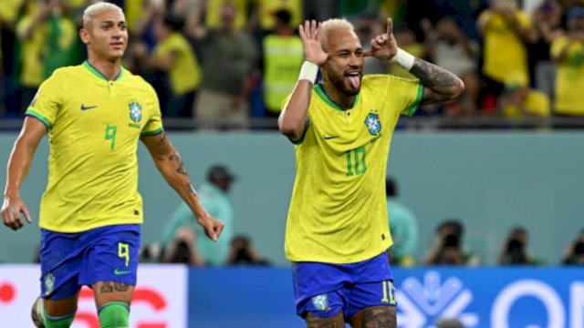 Aksi selebrasi penyerang timnas Brasil, Neymar Jr usai bobol gawang Korea Selatan lewat titik putih pada lanjutan babak 16 besar Piala Dunia 2022.