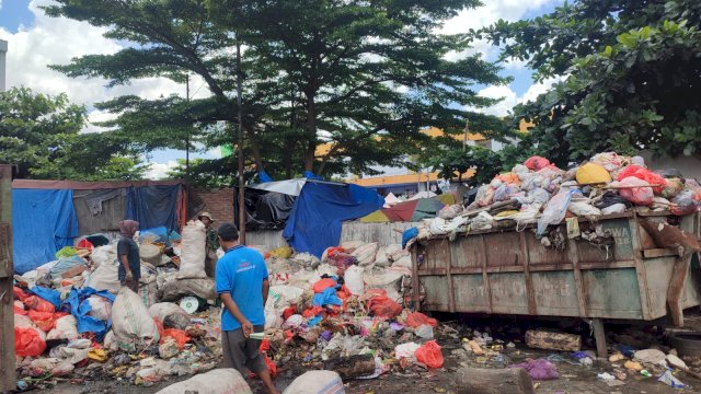 Kondisi tempat pembuangan sampah sementara di kawasan Pasar Minasa Maupa Gowa yang membuat pasar terlihat kumuh(Portal Media/Irham)