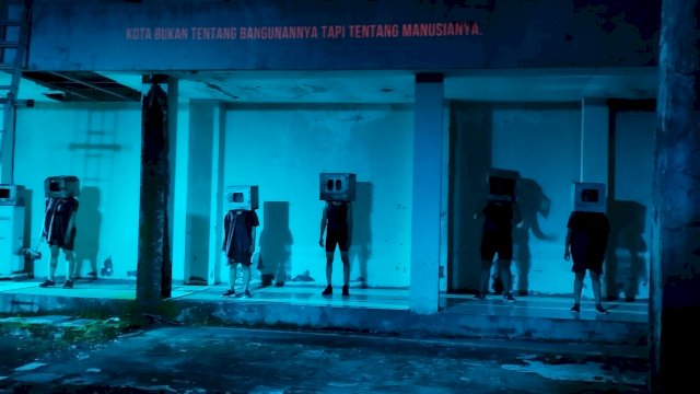 Penampilan teater dari Kala Teater Teater Arena Gedung Kesenian Societein De Harmonie, Kota Makassar, Senin (05/11/2022) malam (firda/portalmakassar) 