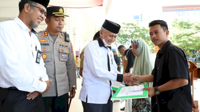 Ketua Badan Amil Zakat Nasional (BAZNAS) Bantaeng, Karim Bagada saat menyalurkan zakat kepada masyarakat yang membutuhkan di Bantaeng/IST