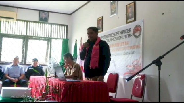 Direktur Reserse Narkoba Polda Sulsel, Kombes Pol Dodi Rahmawan saat memberi penyeluhan kepada para siswa/IST