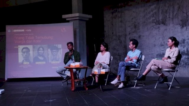 Diskusi "Yang tidak terhubung : warga dan kota" bertempat di Teater Arena Gedung Kesenian Societeit De Harmonie, Kota Makassar. Selasa (06/12/2022) .  (Firda/portalmedia)