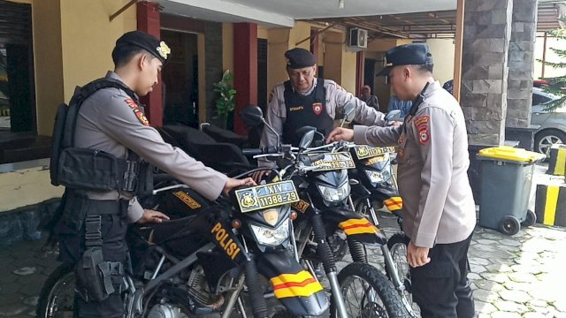 Petugas di Mapolsek Rappocini saat memeriksa perlengkapan guna memperketat penjagaan.(Portal Media/Reza)