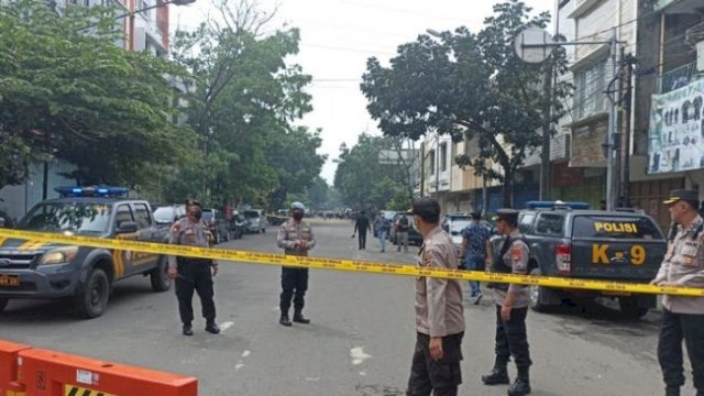 Petugas kepolisian langsung melakukan penyelidikan terkait suara ledakan di Mapolsek Astana Anyar, Rabu 7 Desember 2022. Foto: dok suara.com