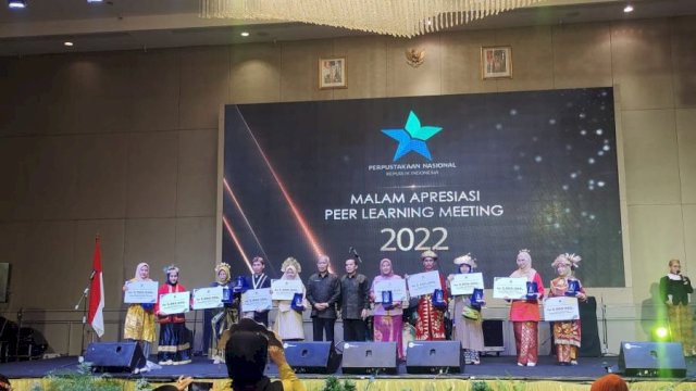 malam Apresiasi Peer Learning Meeting Nasional yang berlangsung di Kota Surabaya. Pemda Lutra salah satu penerima penghargaan/IST