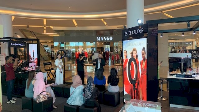 Temu influencer di Pop Up Store ELCBI di Trans Mall Makassar, Kamis (8/12/22).