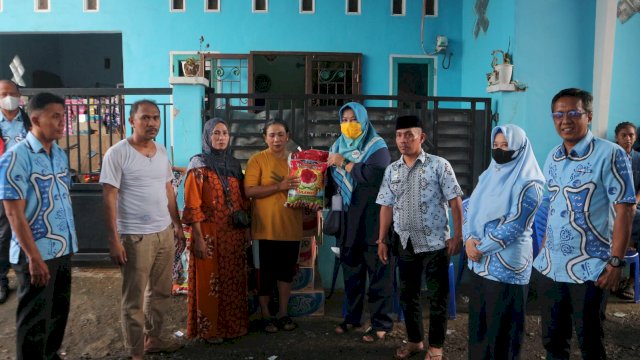 Direksi Perumda Air Minum Kota Makassar, Kepala Wilayah Pelayanan VI Armi Dwiana saat menyerahkan bantuan logistik kepada korban kebakaran di Biring Romang/IST