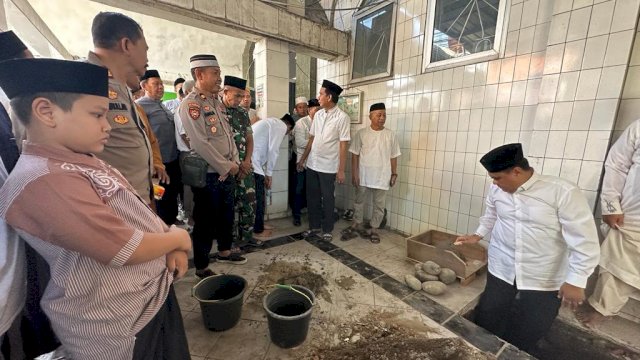 Ketua DPRD Kota Makassar, Rudianto Lallo saat menghadiri peletakan batu pertama renovasi Masjid Ihyatul Jamaah Lembo Makassar, Jumat,9/12/2022/Ist