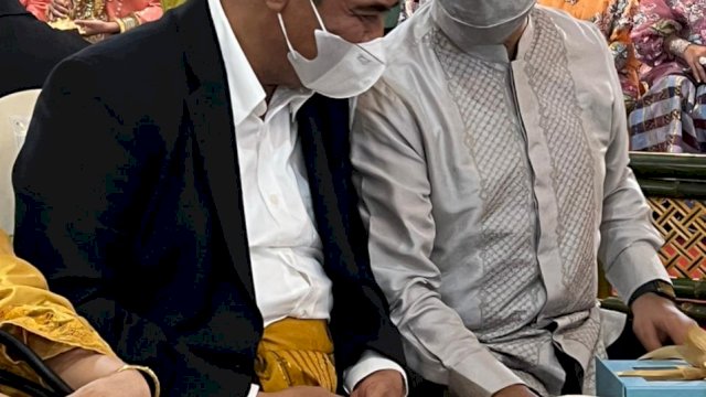 Kebersamaan Anies Baswedan dan Andi Amran Sulaiman saat hadir di acara Mappettuada Putra Nurdin Halid. Foto: ist