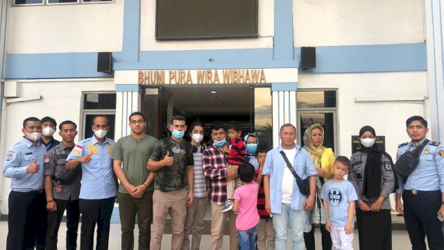 Rudenim Makassar Kanwil Kemenkumham Sulsel melaksanakan pengawalan pemindahan terhadap 55 pengungsi ke Jakarta.