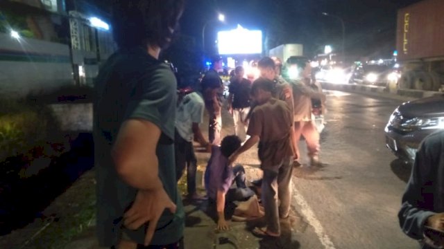  Aparat kepolisian yang melakukan evakuasi terhadap pria mabuk usai menabrak mobil Polisi (Portal Media/Reza)