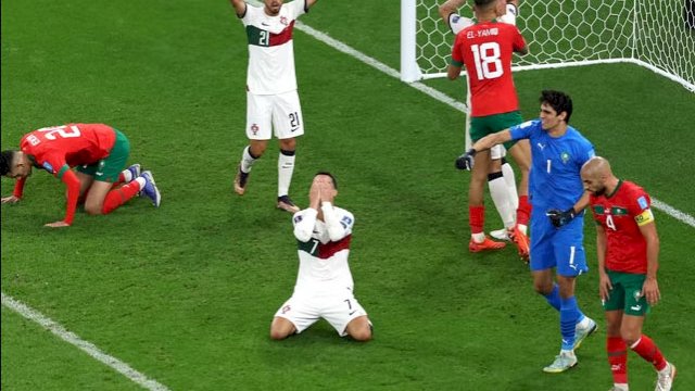 Ekspresi Cristiano Ronaldo saat bolanya gagal jebol gawang Timnas Maroko pada laga perempat final Piala Dunia 2022 di Al Thumama Stadium, Sabtu (10/12/2022). 