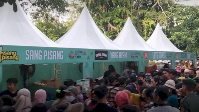 Stan Makanan Gratis Kaesang Diserbu Warga, Antre Satu Jam Baru dapat