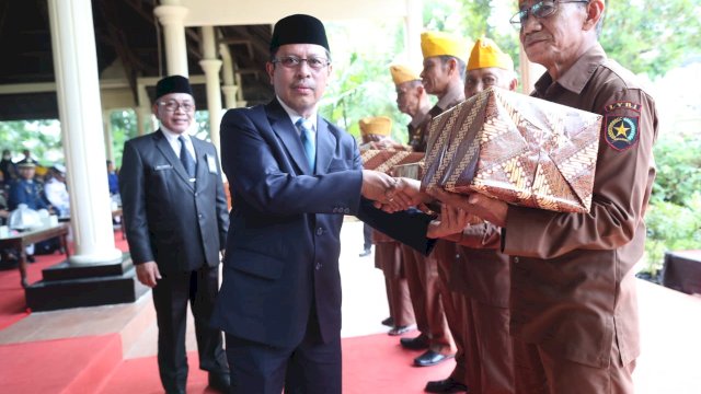 Sekda Kota Makassar, Muh. Anshar saat memberikan bantuan kepada Legiun Veteran/Ist
