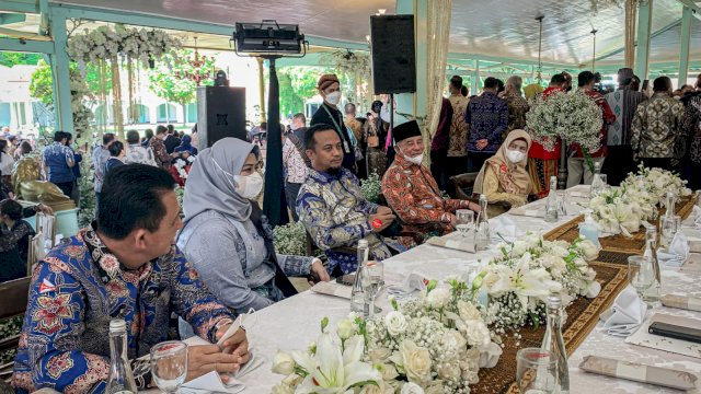 Gubernur Sulsel saat menghadiri pernikahan putra bungsu Presiden Joko Widodo, Kaesang Pangerap dan Erina Gudono di Pura Mangkunegaraan, Kota Solo, Minggu, 11 Desember 2022.