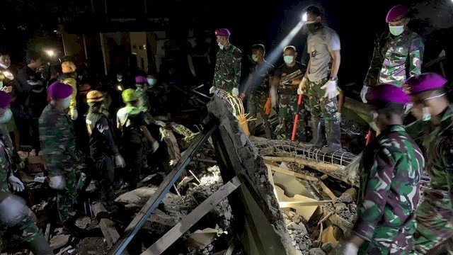 Evakuasi jenazah bocah korban gempa bumi di Cianjur yang berhasil ditemukan. Foto: ist