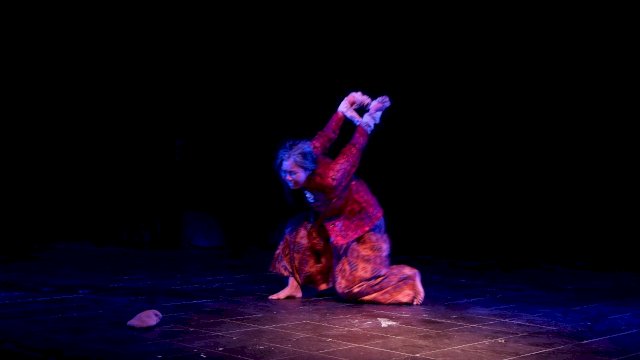 Salah satu penampilan monolog terbaik pada kegiatan Festival Kala Monolog 2022, Minggu (11/12/2022) malam, di gedng kesenian Societiet de Harmonie, Kota Makassar, Foto: Portalmedia.id/Firda