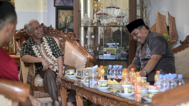  Andi Caccing, saat menerima kandidat bakal calon gubernur Sulsel 2024, Ilham Arief Sirajuddin (IAS), di kediamannya, Kelurahan Loka, Kota Bulukumba, Senin, 12 Desember 2022/IST
