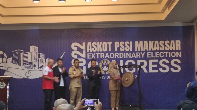 Kongres Askot PSSI Kota Makassar dibuka secara resmi yang ditandai dengan pemukulan gong. Foto: Portalmedia/Al Fath