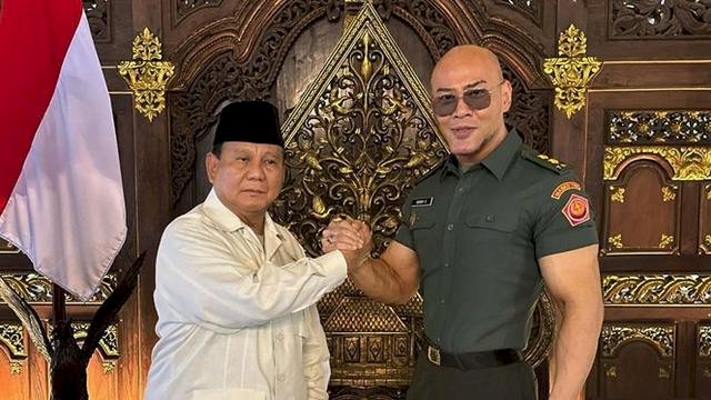 Penyematan Letnan Kolonel Tituler oleh Menteri Pertahanan (Menhan) Prabowo Subianto kepada  Deddy Corbuzier. Foto: IG/mastercorbuzier