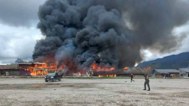 Gegara Gatal Karena Coba Baju Jualan, Warga di Papua Bakar Pasar Waghete