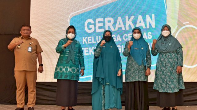 Ketua Tim Penggerak PKK Sulsel, Naoemi Octarina, melaunching Gerakan Keluarga Cerdas Teknologi Digital, di Gedung Kartini Makassar, Selasa, 13 Desember 2022.