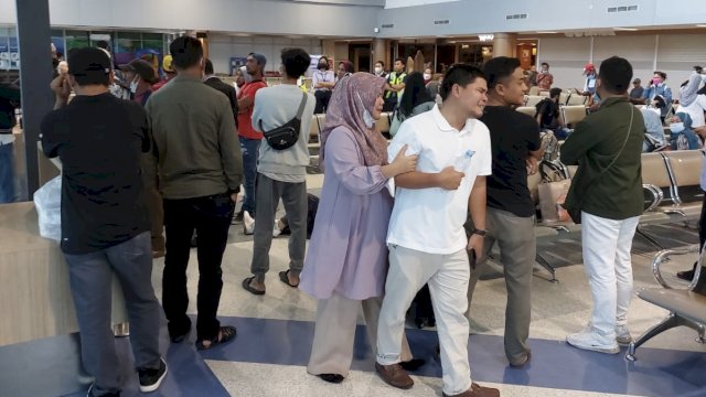 Isak tangis penumpang di Bandara Lombok, Selasa (14/12/22).