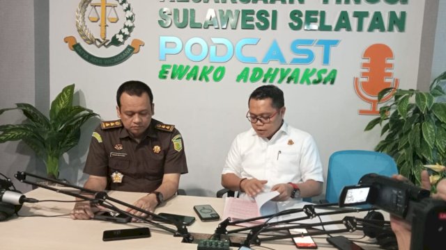 Kepala Seksi Penyidikan (Kasidik) Pidana Khusus (Pidsus) Kejati Sulsel Hari Surachman saat ekspose di Kejati Sulsel, Rabu sore(Portal Media/Reza)