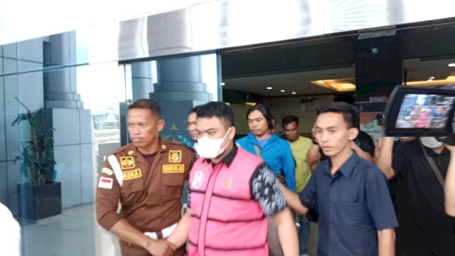 Tersangka I yang dibawa petugas Kejati Sulsel menuju mobil guna ditahan di Lapas Kelas 1 Makassar (Portal Media/Reza)