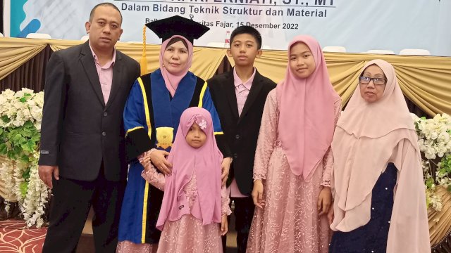 Prof. Dr. Ir. Erniati St., Mt., bersama keluarga saat pengukuhan sebagai guru besar/IST
