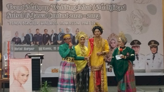 Prosesi penjelasan baju adat pernikahan bugis pada Event Makeup Wedding Adat/Modifikasi Sulsel & Jawa Contest  2022-2023, di Hotel Harper, Jl Perintis Kemerdekaan, Kamis (15/12/2022). Foto: Portalmedia.id/Firda