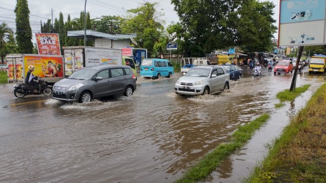 Jalan Perintis Kemerdekaan tergenang air akibat diguyur hujan. Kamis (15/12/2022). Foto: Portalmedia.id/Firda