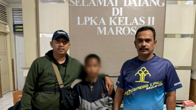 Salah seorang anak yang berhasil lolos keluar dari LPKA Kelas II Maros dan diamankan kembali/Ist