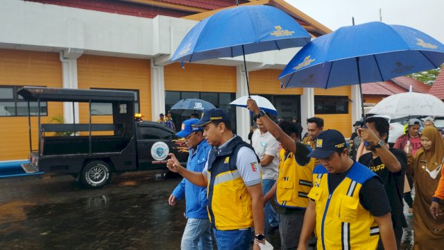 
Wali Kota Makassar, Moh Ramdhan 'Danny' Pomanto didampingi Kepala Balai Besar Wilayah Sungai Pompengan Jeneberang Pompengan Jeneberanh (BBWSPJ),&nbsp;Ir. Djaya Sukarno meninjau kolam Regulasi Nipa-Nipa. Sabtu (17/12/2022). (Portal Media/Firda)