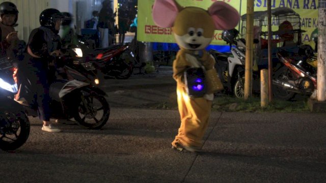 Salah satu badut yang mengamen di lampu merah Kota Makassar (citizen report: Ridho/PM)