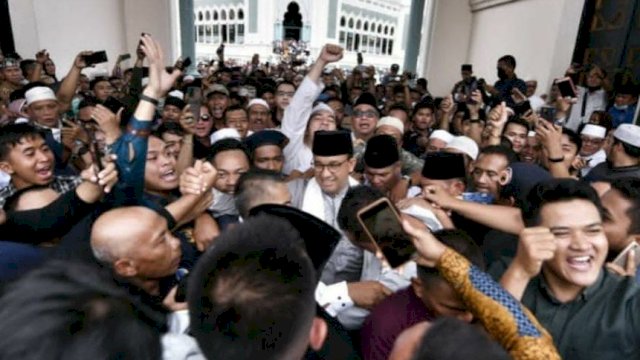 Anies Baswedan disambut warga saat keluar dari Masjid Raya Medan. 