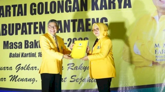 Ketua Golkar Sulsel Taufan Pawe, menyerahkan Surat Keputusan Fungsionaris dan Surat Tugas Bakal Calon Legislatif untuk Dapil Sulsel 1 kepada Lies F Nurdin.
