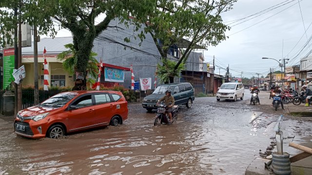 Kondisi jalan di depan Puskesmas Samata Gowa setelah hujan turun, Minggu (18/12/2022). Foto: citizen report/Ramandha Fitrah