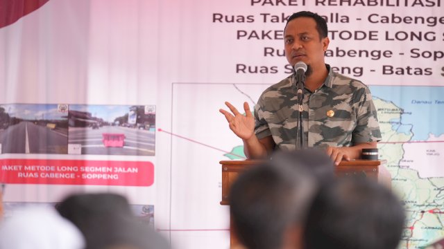 Gubernur Sulsel, Andi Sudirman Sulaiman, meresmikan dua paket penanganan jalan provinsi di Kabupaten Soppeng.