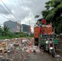 Citizen Report: Warga Gowa Keluhkan Bau Menyengat dari Sampah yang Menumpuk di Pinggir Jalan