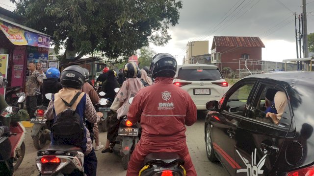 Kondisi arus lalu lintas depan kampus UIN Alauddin Samata Gowa akibat wisuda (Portal Media/Irham)