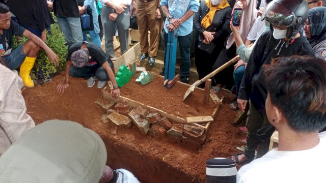 Proses pemakaman Masyita korban acara tarik tambang IKA Unhas di Jalan Jendral Sudirman (Portal Media/Reza)