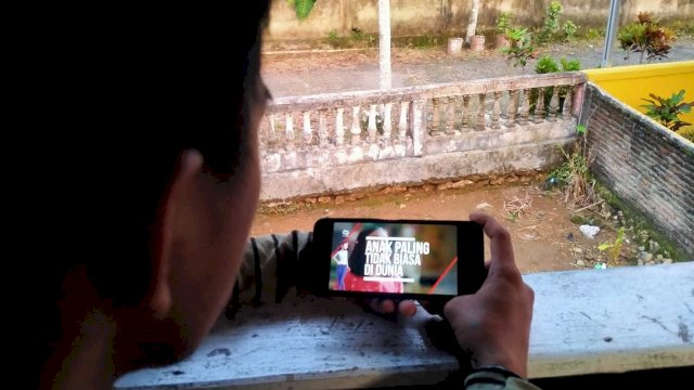 Hardianto saat memperlihatkan konten di Youtobe miliknya dengan menggunakan jaringan Indosat (Portal Media/Gita)