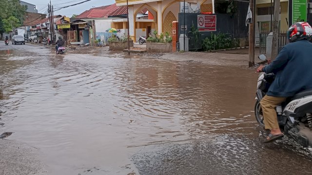 Ruas jalan depan Puskesmas Gowa rusak parah, dan sering menjadi "danau" setelah hujan turun. Foto: dok Portalmedia.id