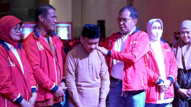 Penyerahan santunan beasiswa kepada anak korban petaka tarik tambang IKA Unhas. Foto: Portalmedia.id/Firda