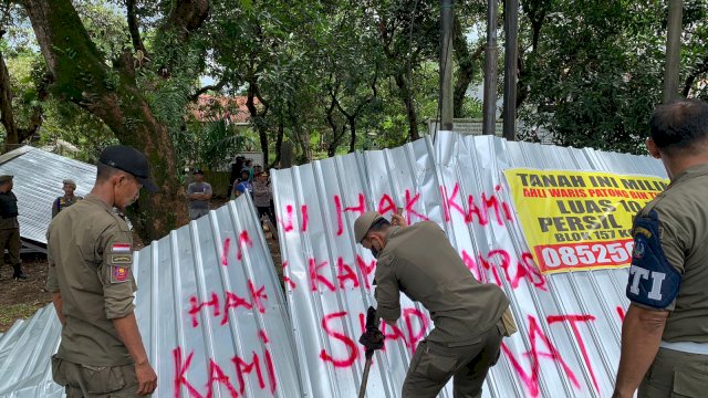 Satpol PP Pemprov Sulsel melakukan penertiban di sekitar lokasi IKBH, Jl Perintis Kemerdekaan Kota Makassar, (ist). 