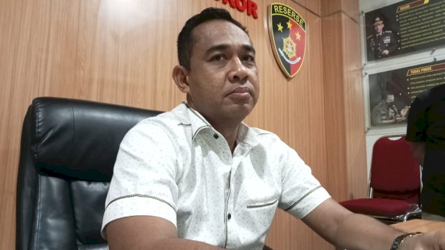Kasubdit III Tipidkor Ditreskrimsus Polda Sulsel, Kompol Fadli saat diwawancarai awak media di kantornya. (Portal Media/Reza)